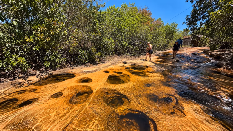 Vista da Cachoeira do Poço Encantado em Novo Acordo Tocantins l Jalapão 4x4 Turismo e Aventura
