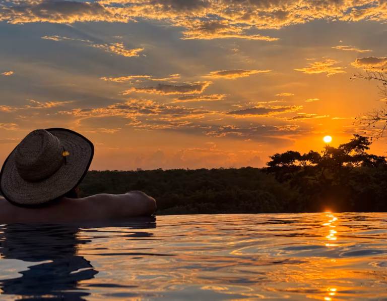 Vista do Por do Sol da Piscina da Pousada Capim Dourado l Jalapão 4x4 Turismo e Aventura