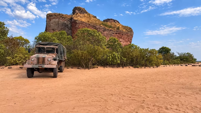 Vista do Paredão e do Caminhão da Pedra Furada do Jalapão l Jalapão 4x4 Turismo e Aventura